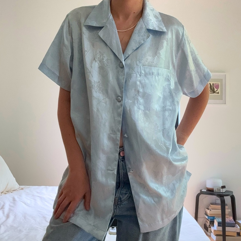 Gloria Vanderbilt Blue Silky Satin Casual Button Down Shirt - M